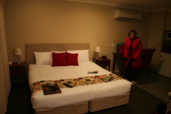 Millthorpe Motel on a cold cold night (1)